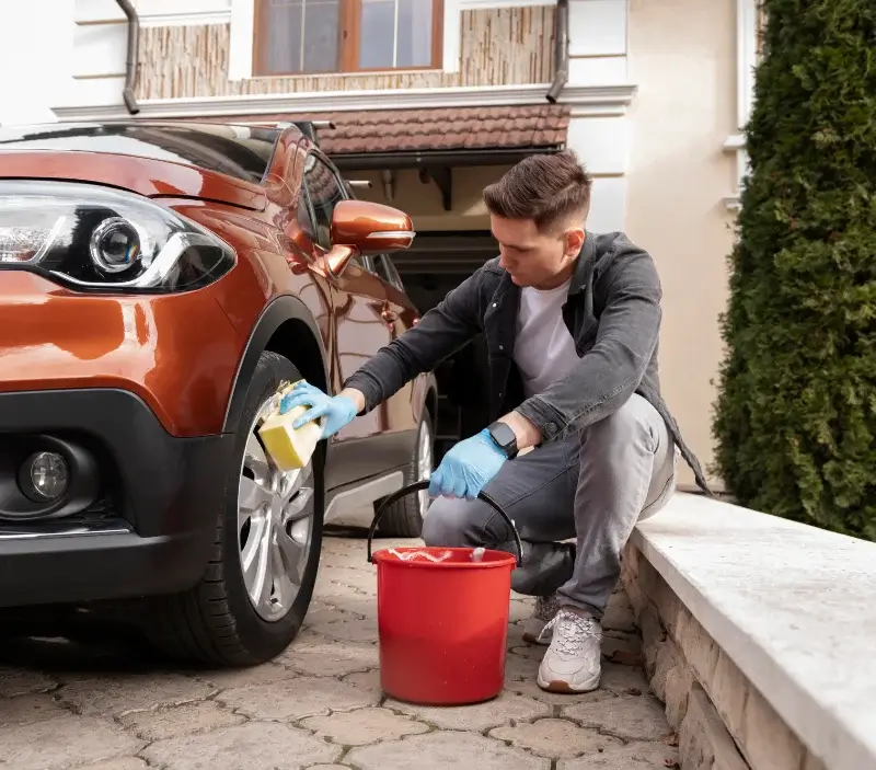 Lavage auto à domicile Guénin : professionnel intervenant sur un véhicule